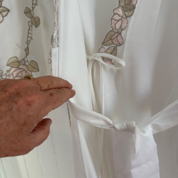 Vintage Miss Dior New with Tags Embroidered White Wrap Robe Small - Picture 4 of 15
